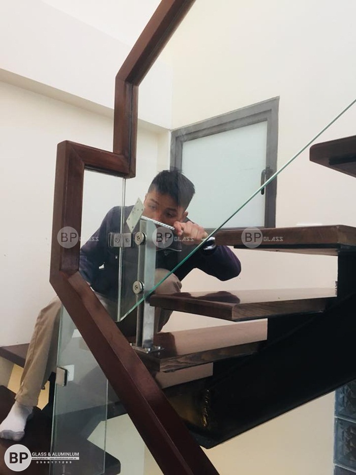 Thi công cầu thang kính gỗ tại nhà Anh Minh Nguyễn Khuyến