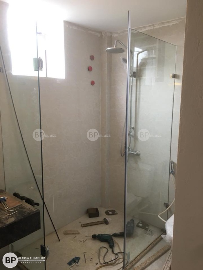 Lắp vách tắm kính vuông góc tại nhà chị Giang,478 Ngọc Thụy 