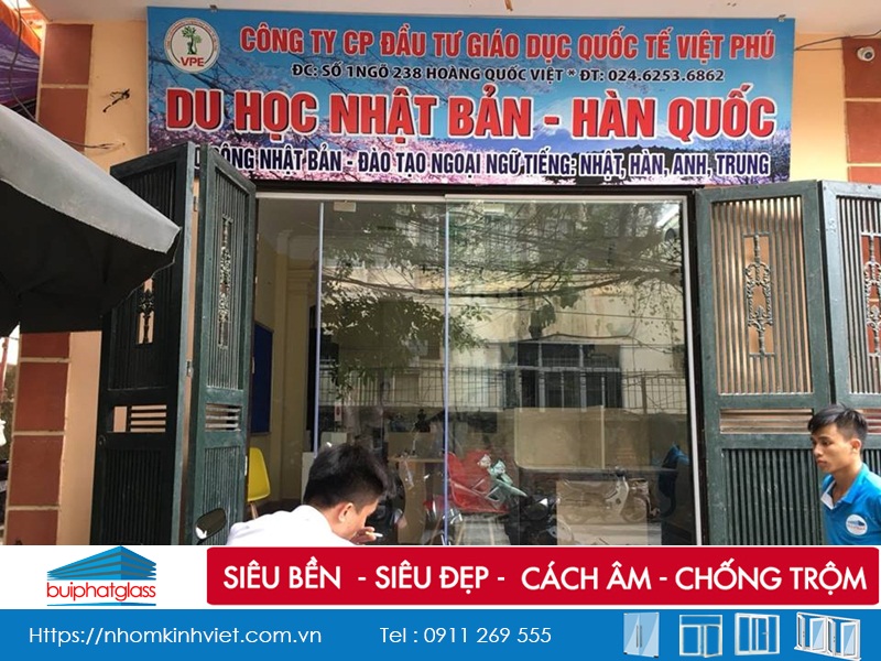 Lắp bộ cửa lùa kính Yachun mặt tiền 238 Hoàng Quốc Việt