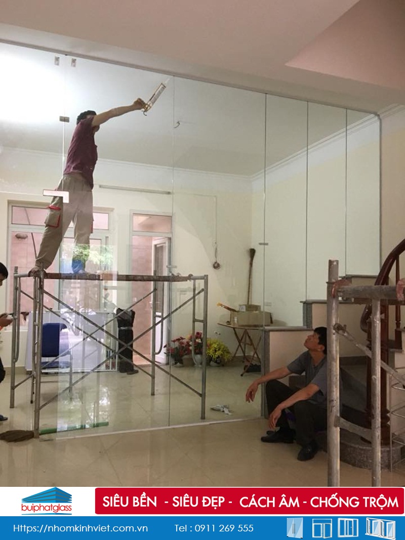 Lắp cửa kính ngăn phòng khách và bếp tại LK 12 KĐT Văn Khê