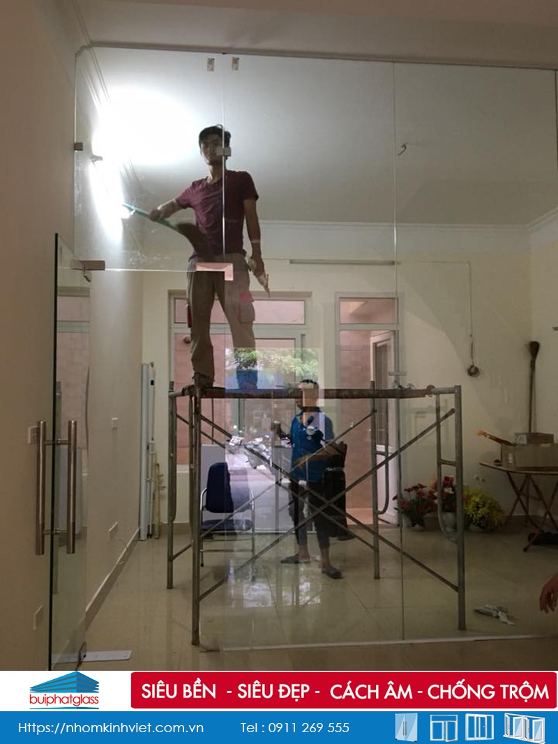 Lắp cửa kính ngăn phòng khách và bếp tại LK 12 KĐT Văn Khê