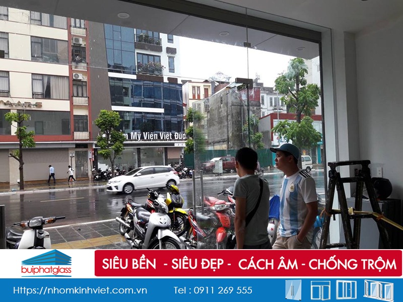 Lắp cửa kính bản lề sàn dày 12mm tại Trần Đăng Ninh Kéo Dài