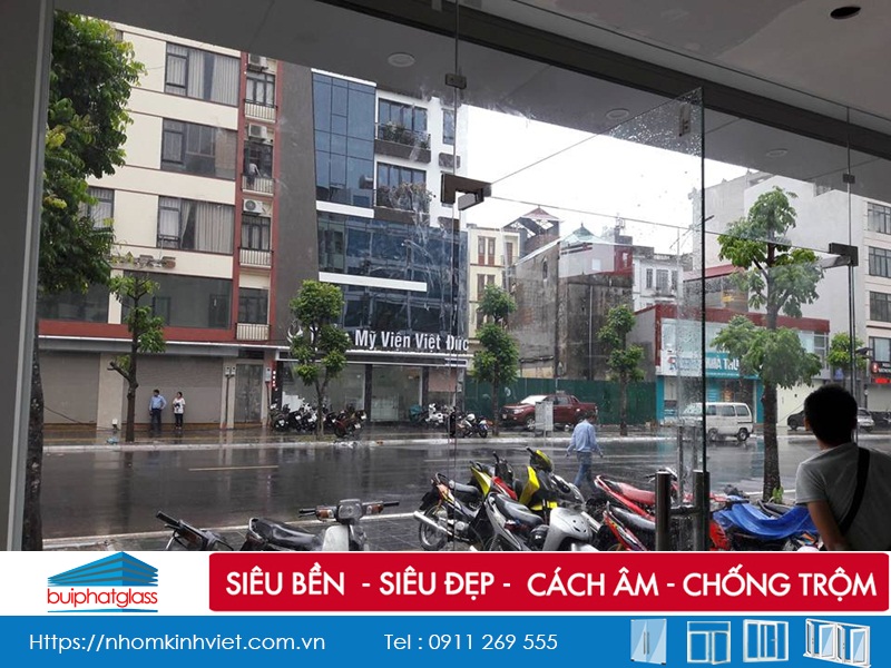 Lắp cửa kính bản lề sàn dày 12mm tại Trần Đăng Ninh Kéo Dài