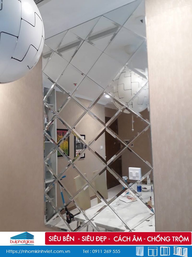 Lắp gương dán tường phòng khách chung cư Vinhome Bình Thạnh