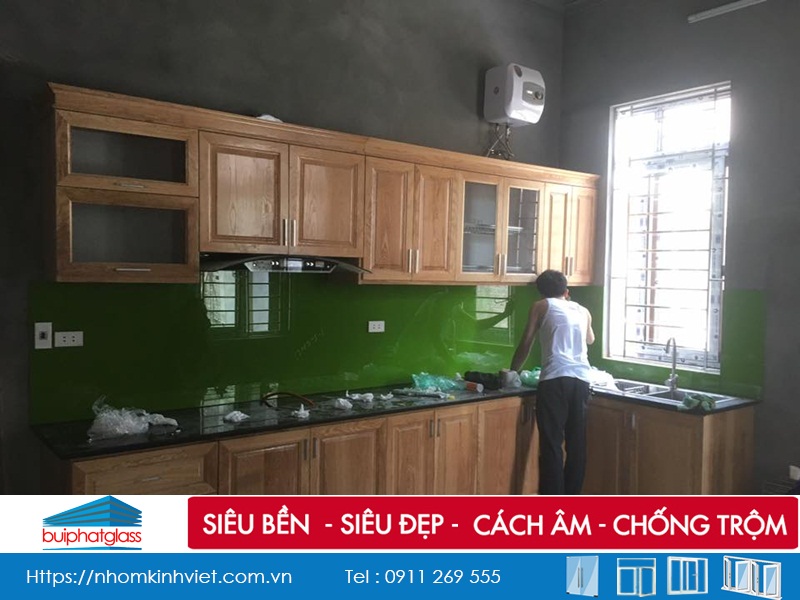 Lắp đặt kính bếp màu xanh lá cây nhà chú Bình Bát Tràng
