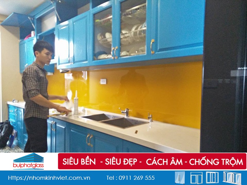 Lắp Mẫu kính bếp màu vàng nổi bật tại nhà cô Thủy Tam Trinh