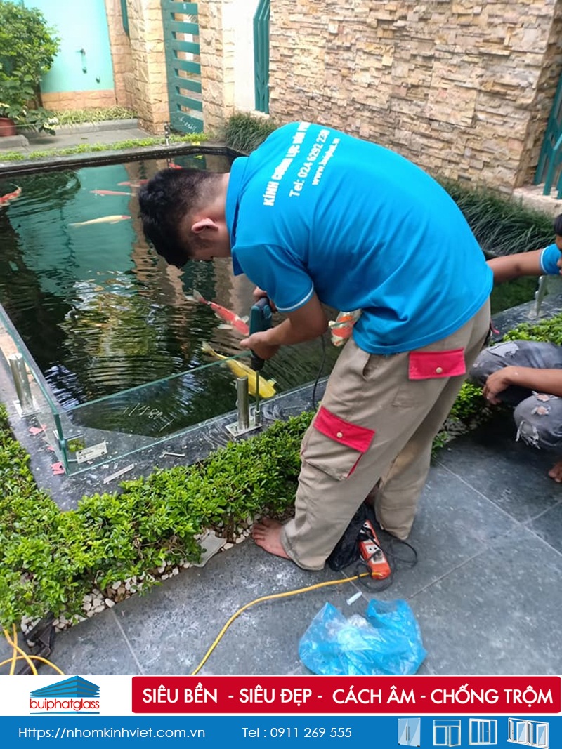 Lắp lan can kính quây bể cá nhà chú Chiều Bán đảo Linh Đàm