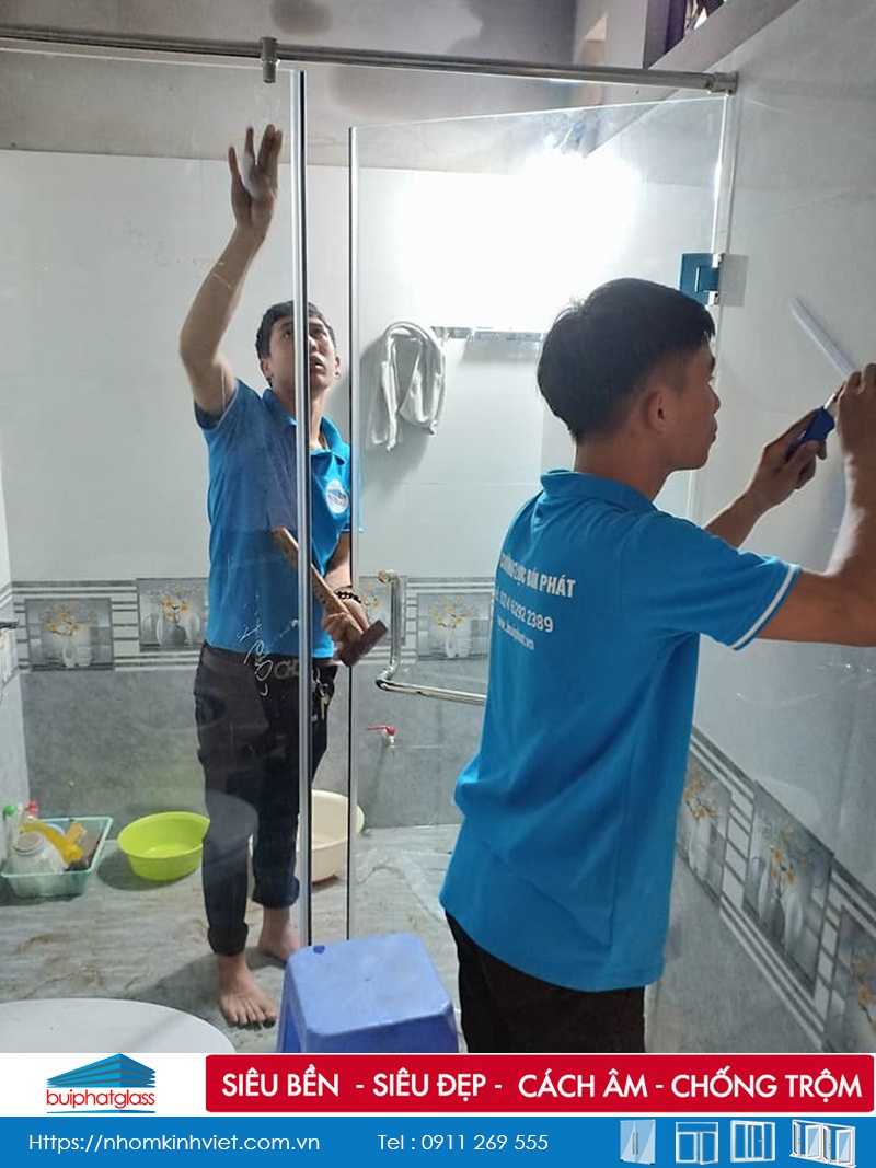 Lắp phòng tắm vách kính tại số 122 Tam Trinh, Hoàng Mai