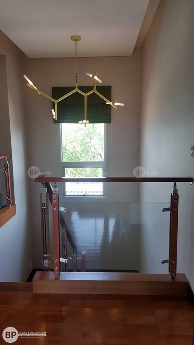Thông thoáng và rộng hơn cho ngôi nhà với cầu thang kính Thông thoáng và rộng hơn cho ngôi nhà với cầu thang kính