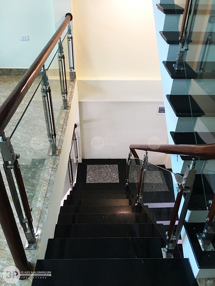 Chân trụ và kính chia đều và khoảng cách hợp lý Chân trụ và kính chia đều và khoảng cách hợp lý