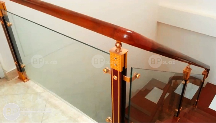 Hệ thống chân trụ và tay vịn vững chắc khi kết nối với nền Hệ thống chân trụ và tay vịn vững chắc khi kết nối với nền