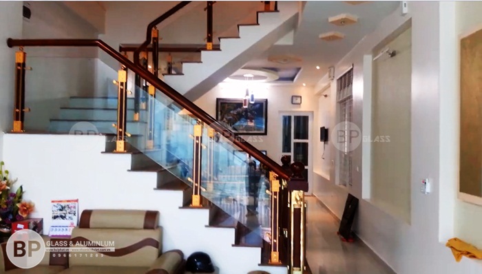 Cầu thang nhôm kính tại Vincom-Center-Long Biên mà chúng tôi đã thi công và hoàn thiện Cầu thang nhôm kính tại Vincom-Center-Long Biên mà chúng tôi đã thi công và hoàn thiện