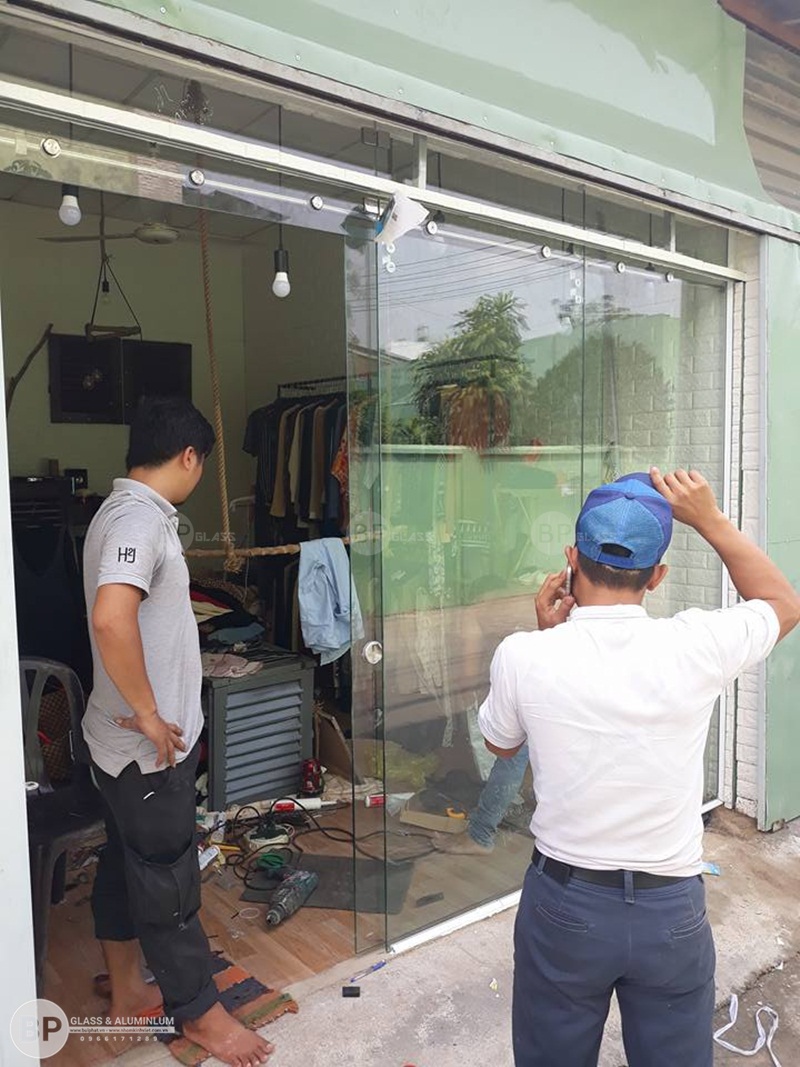 Làm cửa kính lùa phi 25 anh Đức 666 Nguyễn Văn Quá, HCM