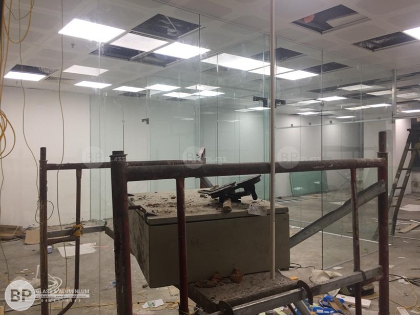 Vách kính văn phòng công ty MGS tầng 9 Handico 6 ngã tư khuất duy tiến