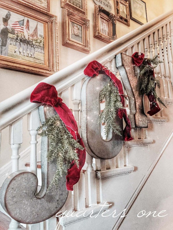 Ý tưởng trang trí cầu thang đơn giản mà lung linh để đón Giáng sinh đang tới gần - Ảnh 4.
