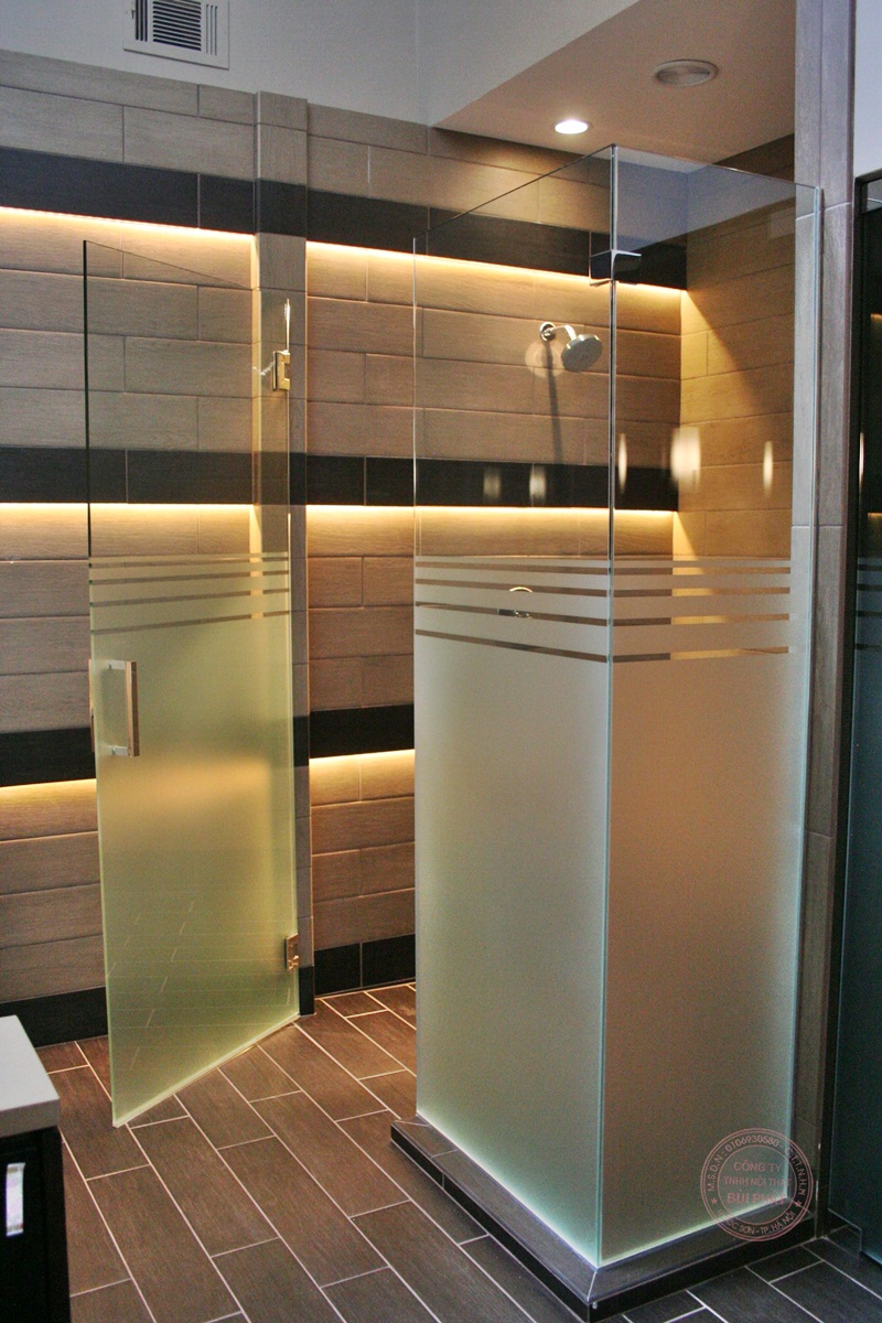 Không gian phòng tắm độc đáo với vách kính tắm mờ