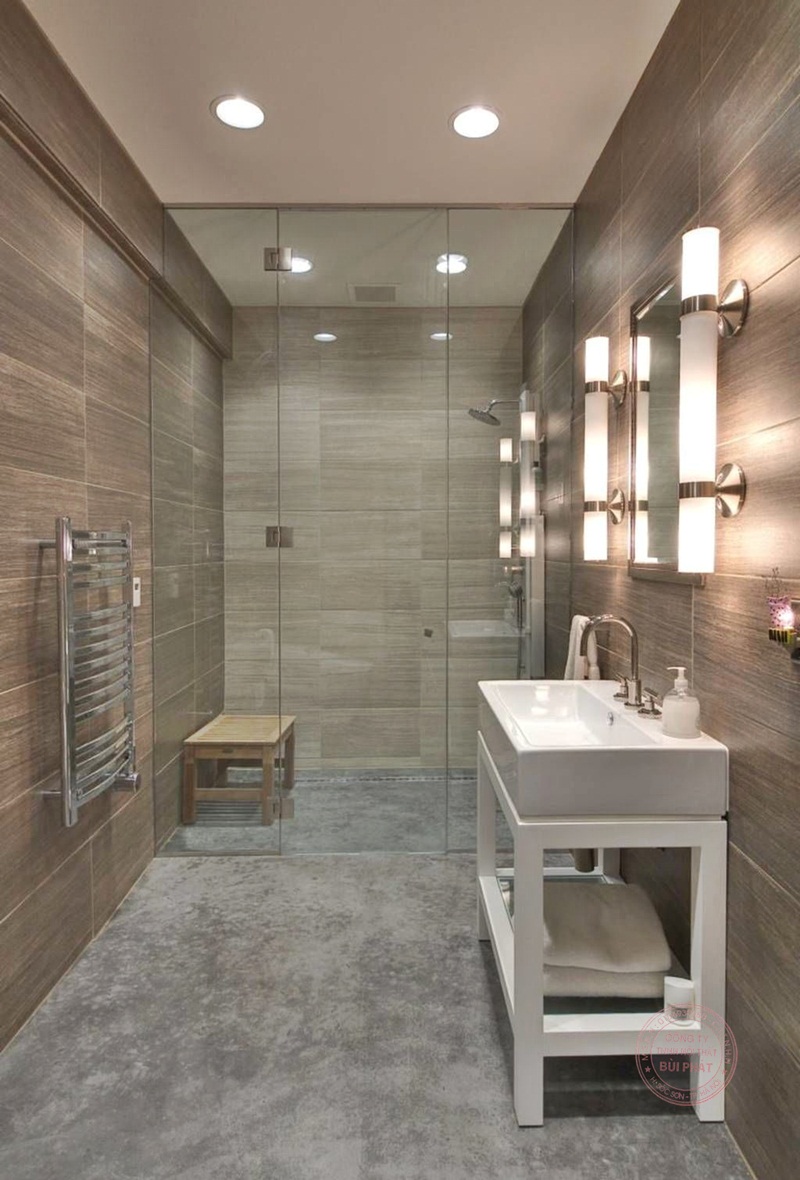 Không gian nhà tắm hiện đại và ấm cúng hơn với mẫu vách kính tắm cửa lùa và gam màu gỗ mộc mạc