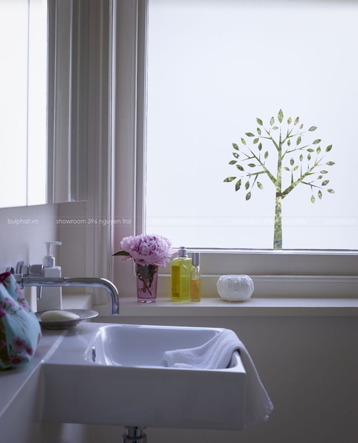 Hãy chiêm ngưỡng cái nhìn tuyệt đẹp qua cửa sổ phòng tắm kính của chúng tôi! Thiết kế hiện đại mang lại cho bạn không gian tắm rực rỡ, đầy sức sống và sáng tạo. Giờ đây, bạn sẽ yêu việc tắm rửa hàng ngày hơn bao giờ hết!