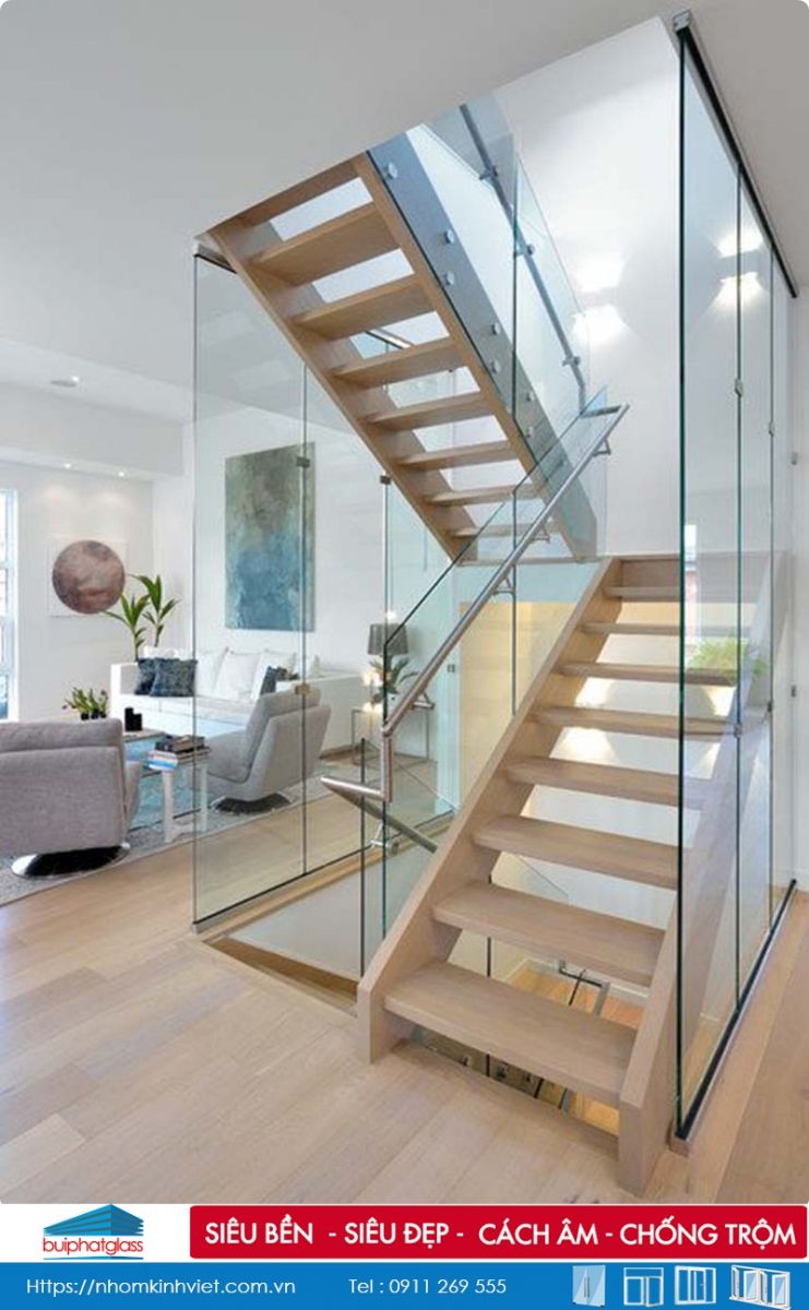 Thiết kế vách ngăn cầu thang bằng kính cho phòng khách đẹp